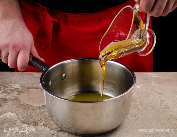 Смешайте растопленное сливочное масло и мед.