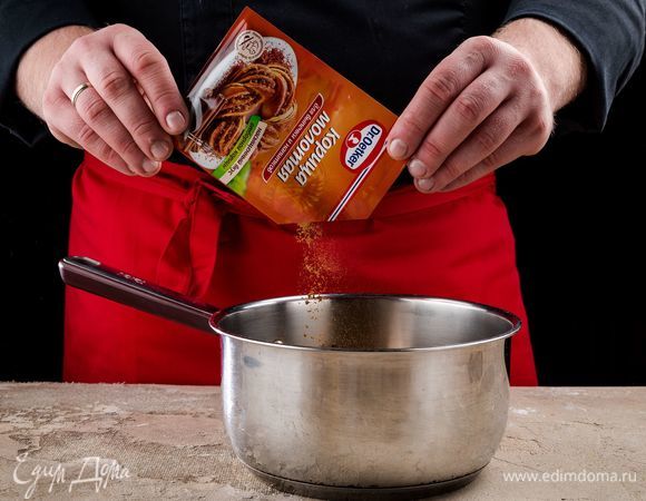 Добавьте в смесь специи и нагрейте.