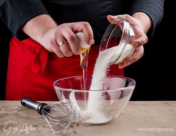 Отделите белок одного яйца от желтка. Смешайте желток, целое яйцо и сахар, а потом хорошо взбейте венчиком.