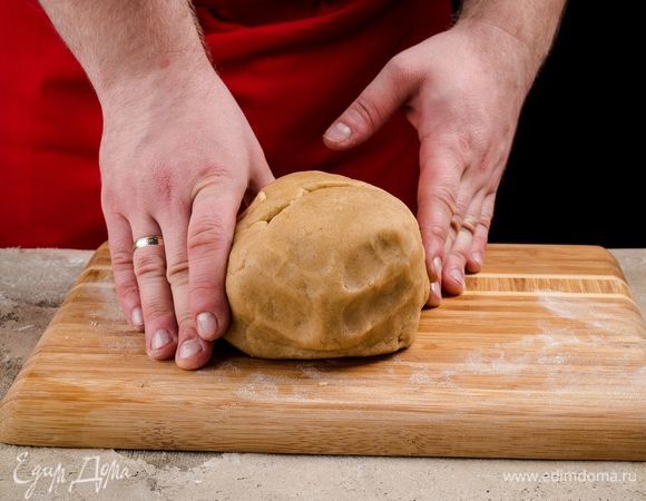 Скатайте тесто в шар, заверните в пищевую пленку и положите в холодильник на 5–6 часов.