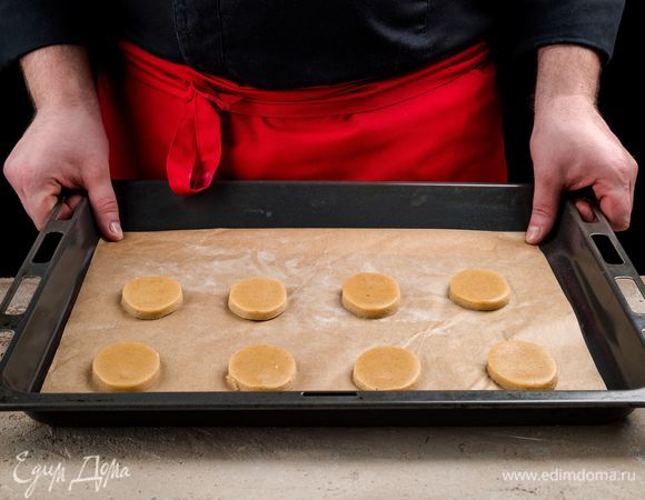 Выложите пряники на смазанный маслом противень и выпекайте 7–10 минут при температуре 190°С до золотистого цвета.