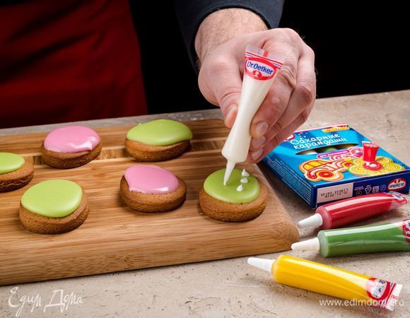 Также украсьте пряники цветными сахарными карандашами Dr. Oetker.