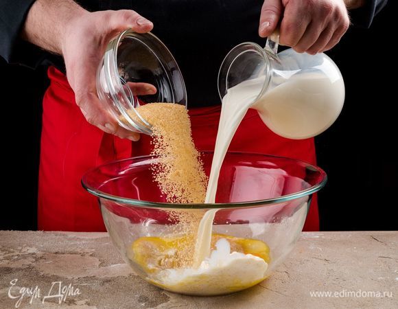 Отделите желтки от белков и смешайте теплое молоко, желтки, растопленное сливочное масло, соль, сахар.