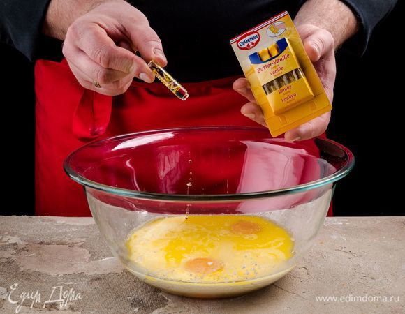 Капните несколько капель ароматизатора «Ваниль» Dr. Oetker в жидкую массу.