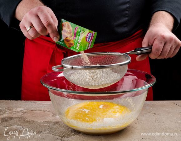 Просейте муку с сухими дрожжами Dr. Oetker и замесите мягкое тесто, при этом муку следует добавлять постепенно.