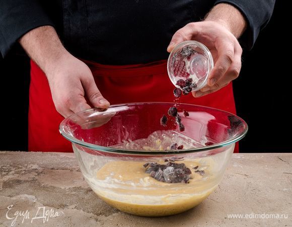 Промойте клюкву и залейте ее кипятком на 15 минут. Обсушите ее, смешайте с небольшим количеством муки и вмешайте в тесто.