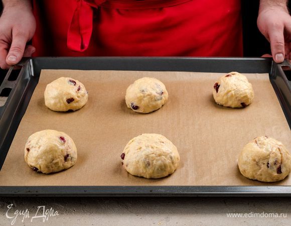 Оставьте тесто на час, накрыв его салфеткой. Сформируйте колобки и выложите их на противень, покрытый пергаментом, оставив на 20 минут для расстойки.