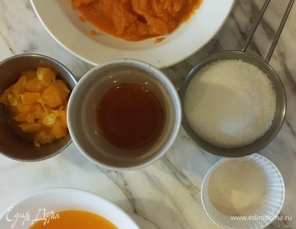 Предварительно приготовим конфи и заморозим его на 8–10 часов. Лучше всего приготовить морковное пюре самостоятельно, мелко нарезав морковь и потушив ее до мягкости в небольшом объеме воды. Замочить в воде порошковый желатин в соотношении 1:6. Затем следует протереть ее через сито. Из мандаринов выжимаем сок вместе с мякотью. 