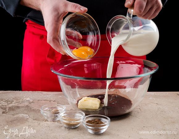 Отделите белки от желтков. Добавьте масло, смесь какао, желтки и теплое молоко.