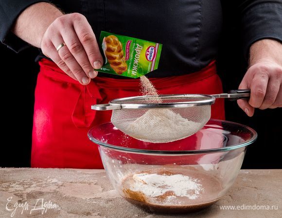 Добавьте в жидкую массу муку и сухие дрожжи Dr. Oetker. Накройте емкость полотенцем и оставьте тесто на расстойку.