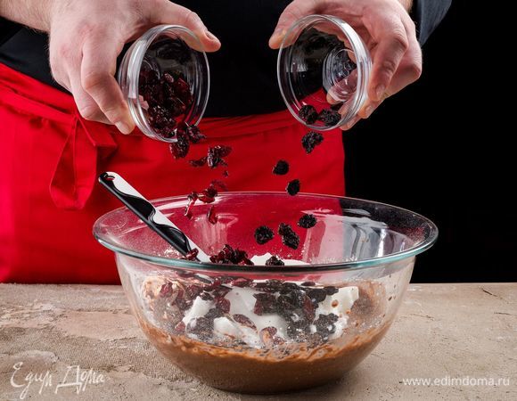 Взбейте белки и введите их в тесто вместе с клюквой и изюмом. Оставьте тесто в теплом месте еще на 15 минут.