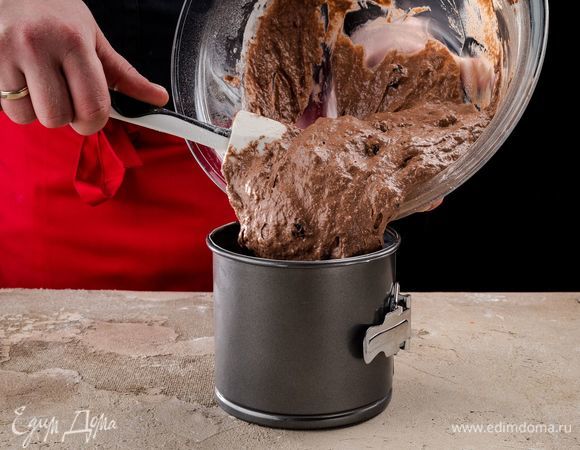 Смажьте форму маслом, выложите в нее тесто и поставьте на 30 минут на расстойку. Выпекайте кулич 50 минут: первые 10 минут при температуре 100°С, а оставшиеся 40 минут — при температуре 180°С.