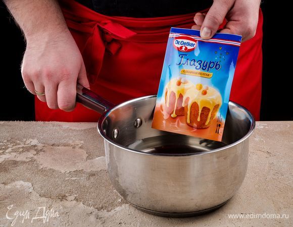 Остудите кулич и приготовьте глазурь Dr. Oetker. Опустите пакетик с глазурью в горячую воду на 3–5 минут. Выложите его на полотенце и слегка надавите, чтобы сделать текстуру глазури более однородной.