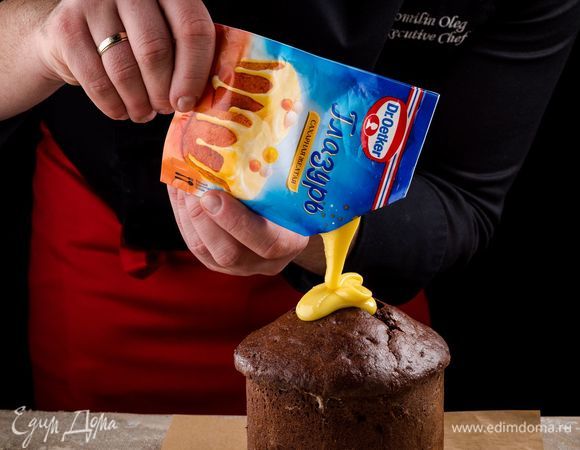 Срежьте уголок пакетика и украсьте кулич глазурью.