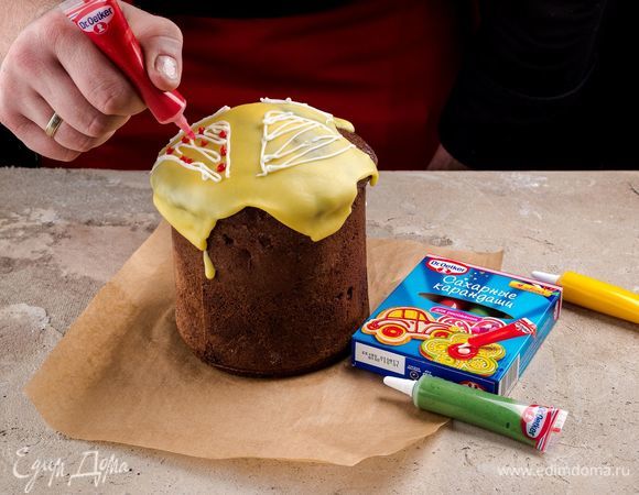 Дайте глазури застыть и нарисуйте узоры сахарными карандашами Dr. Oetker.