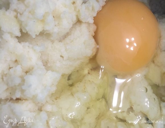 Снять с плиты, остудить. Добавить сахар, ванильный сахар и яйцо, все хорошо перемешать.