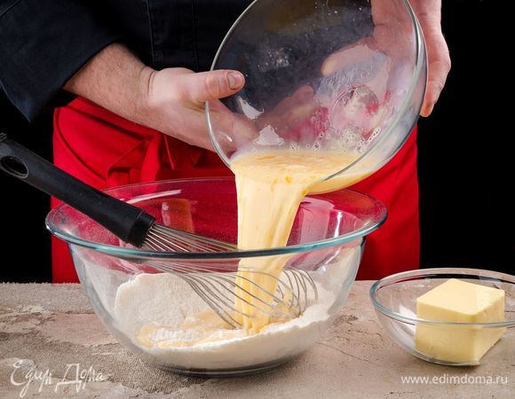 Соедините сухие и жидкие ингредиенты, добавьте к ним сливочное масло и вымесите тесто.