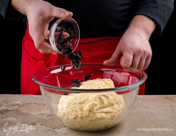 Добавьте в тесто мелко нарезанный чернослив, еще вымесите, накройте полотенцем и оставьте на час.