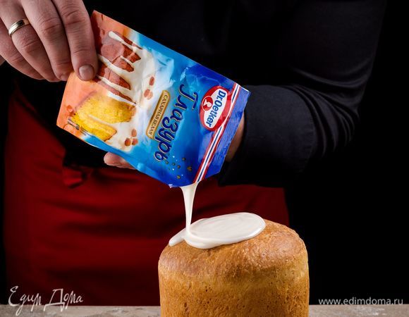 Срежьте уголок пакетика и покройте глазурью выпечку.