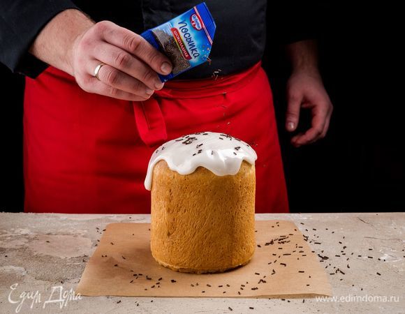 Посыпьте кулич шоколадными палочками Dr. Oetker.