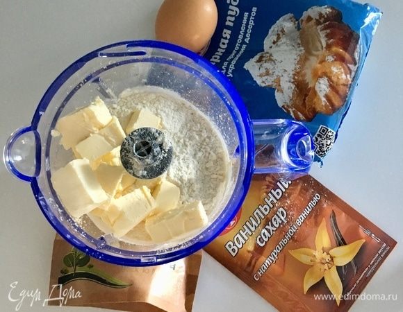 Теперь к ореховой муке из грецкого ореха добавляем муку пшеничную, ванильный сахар, щепотку соли и холодное сливочное масло, порезанное кубиками.