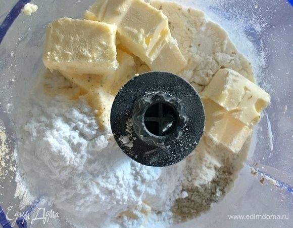 В данном рецепте будем использовать не сахар, а сахарную пудру. Три столовые ложки добавили. Взбиваем.