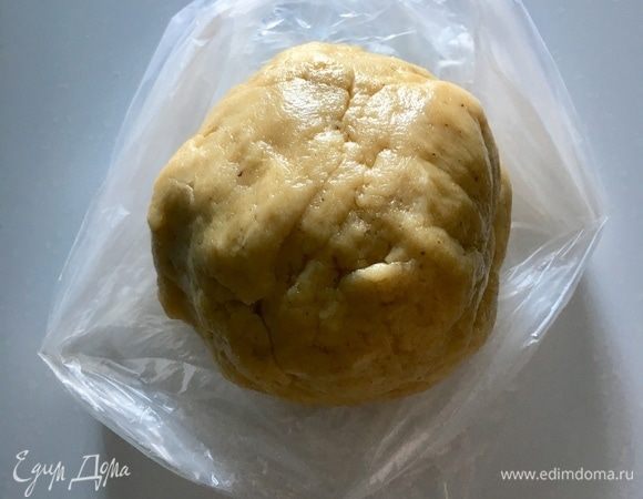 Формируем из теста шар и отправим на 30 мин в холодильник.