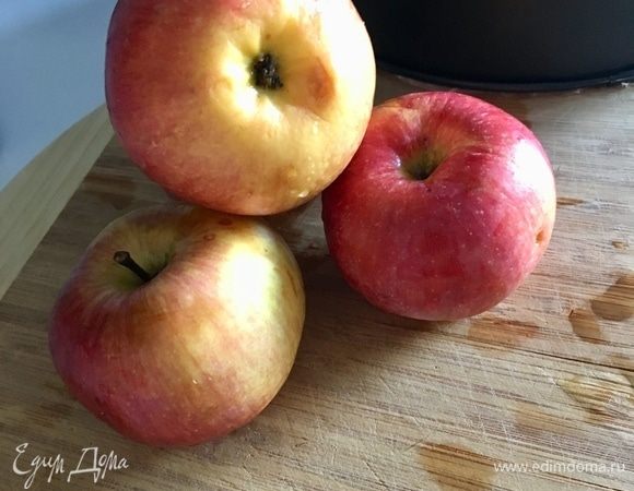 Тем временем подготовим яблочный мусс, потому что ему необходимо будет еще остыть. Этот шаг можно сделать заранее. Я взяла четыре среднего размера яблочка. Помыть и обсушить. Очистить от кожуры. Этот момент, к сожалению, я забыла, но на вкус это не повлияло.