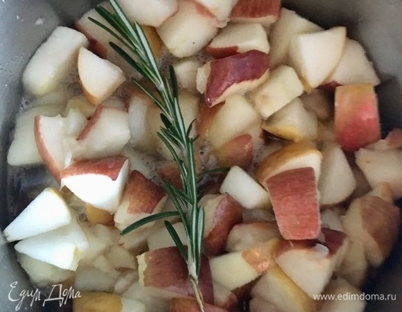 Как только яблоки дали сок, познакомились с кленовым сиропом... девочки, это такие сумасшедшие ароматы поплыли по кухне! И тут мне в голову пришла новая мысль — а не положить ли мне в кастрюльку веточку свежего розмарина! Да! Это так ароматно вышло! Как только яблочки протушились, веточку я извлекла, ароматы остались. Пюрировать яблоки погружным блендером и оставить остывать.