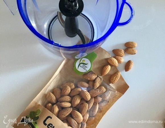 Тем временем приготовим миндальный крем. Для миндального крема нам, конечно, в первую очередь нужен миндаль. Отличный миндаль, ядрышко к ядрышку от ТМ «Семушка» стал частым ингредиентом в моих сладостях. Измельчим миндаль в блендере в мелкую крошку.