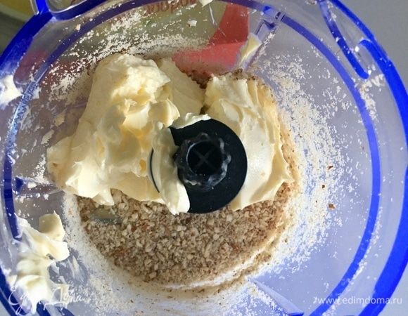 К миндальной крошке отправляем размягченное сливочное масло.