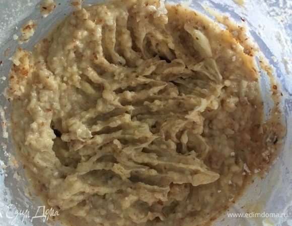 Соединяем все ингредиенты и уберем на время в холодильник. Вот такой миндальный крем, пока сырой, у меня получился.