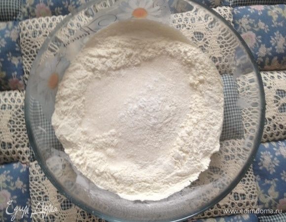 Просеять в миску муку, добавить ванилин, соль, сахар и разрыхлитель. Перемешать все сухие ингредиенты.