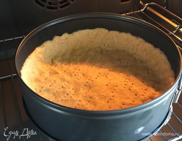 Через час разогреть духовку до 170°С и выпекать корж 25 мин. До полуготовности. Каждая духовка индивидуальна, поэтому контролируйте по ней.