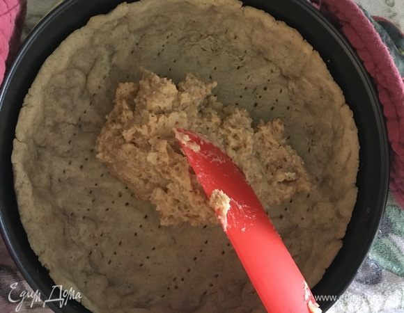 По истечению указанного времени вынуть корж из духовки, а миндальный крем из холодильника и равномерно нанести его на корж. Присыпать сахарком для образования карамели. Мммм... как это будет вкусно, девочки...