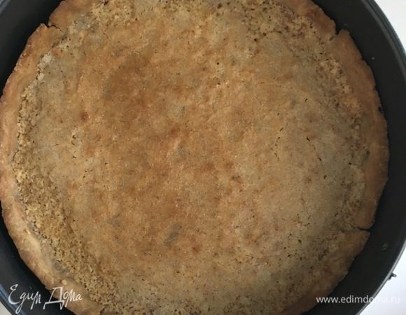 Выпекать песочную основу с миндальным кремом еще 20 мин при температуре 180°С. Опять же смотрим по своей духовке! На фото у меня уже готовый корж с запеченым миндальным кремом! Это уже безумно вкусно! Можно сейчас лакомиться, например, со свежими ягодами! Но мы пойдем дальше. И сперва полностью охладим нашу песочно-ореховую основу!