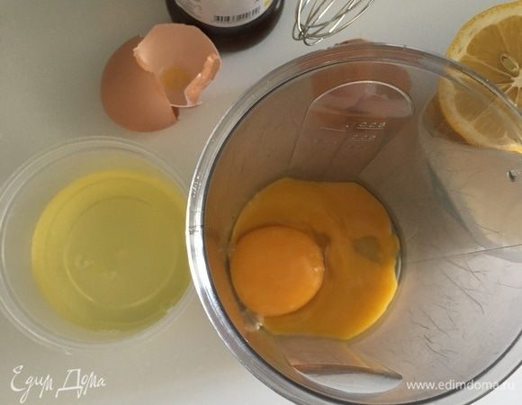 Как только корж с ореховым кремом остынут до полного, можно начинать готовить сливочное парфе. Для парфе нам понадобится 2 желтка. Белки в сторону. В ковшике сварить сироп из 75 г сахара и 25 г воды. Тем временем желтки взбить венчиком в посветлевшую массу.