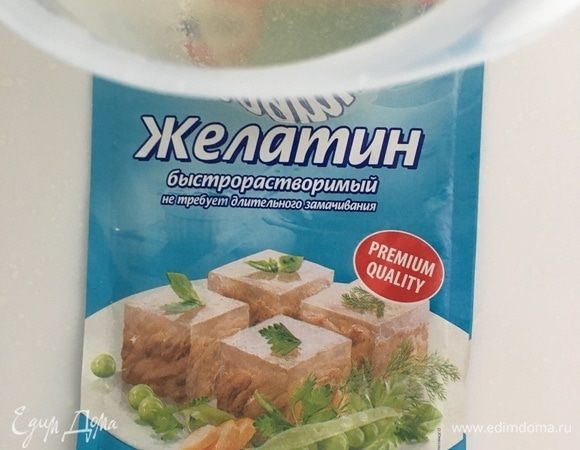 Желатин замочить в холодной воде согласно инструкции на упаковке.