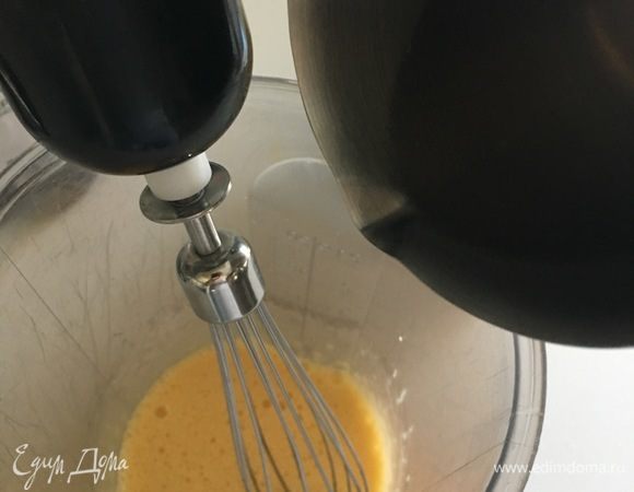 Как только сахарный сироп закипит, очень тонкой струйкой, в несколько приемов, не прекращая взбивать венчиком, вливаем сироп в желтки. Масса начинает становиться на глазах светлее, пышнее. В этот же момент можно добавить желатин и продолжить взбивать пока желтки не остынут.