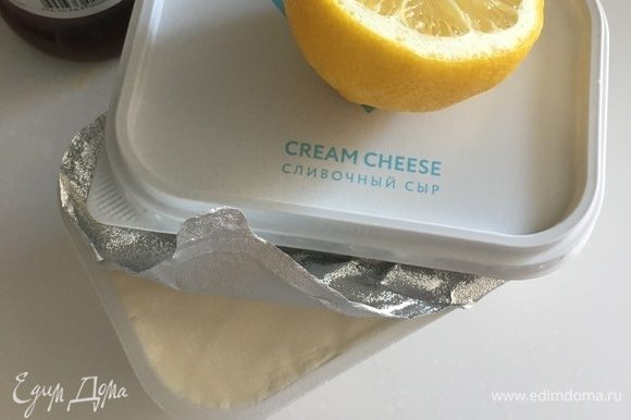 Крем-чиз (200 г) — по столовой ложке начинаем вмешивать в желтко-сахарную, остывшую массу. Каждый раз тщательно вмешиваем сливочный сыр и немного подбиваем венчиком.