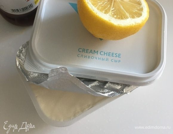 Крем-чиз (200 г) — по столовой ложке начинаем вмешивать в желтко-сахарную, остывшую массу. Каждый раз тщательно вмешиваем сливочный сыр и немного подбиваем венчиком.