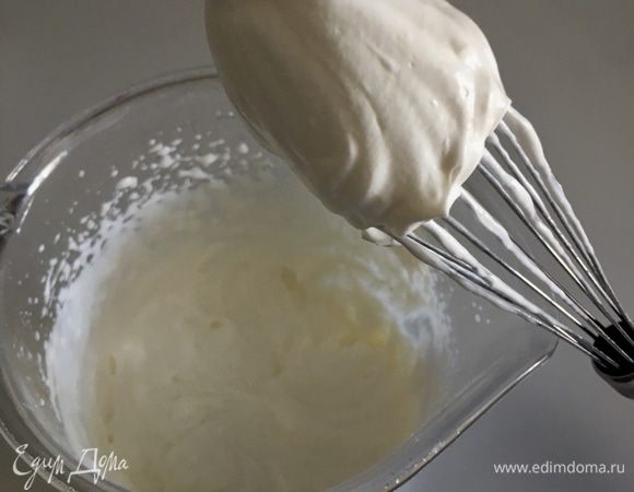 В отдельной посуде взбить сливки с сахарной пудрой до устойчивых пиков.