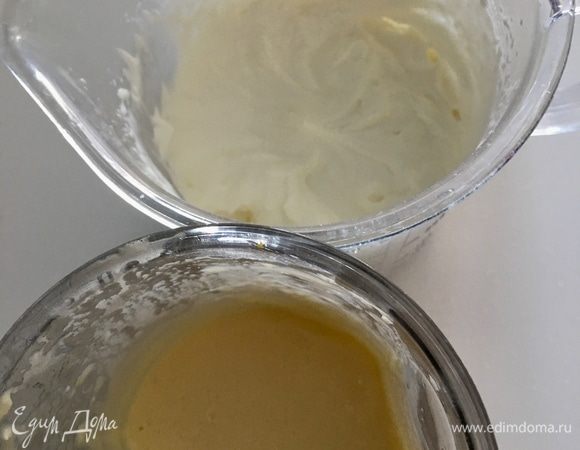 Соединяем сливки с сырно-яичной массой.