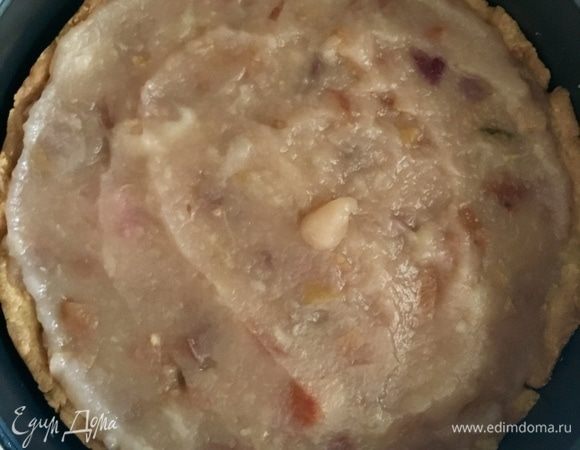 Сборка тарта. Берем разъемную форму, на дно кладем полностью остывший песочно-ореховый корж с запеченным миндальным кремом; выкладываем сверху (у меня получилось практически вровень с бортиками коржа) также полностью остывший яблочный мусс.