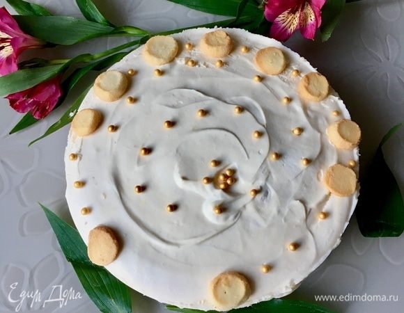 Декорируем на свой вкус. Я пока еще только учусь украшать, не судите строго. Тарт получился многослойный, многокомпонентный и сложный по вкусовой гамме. Поэтому сделала лаконичное украшение, чтобы не перебивать вкуса — украсила кнопочками сахарного печеньица-мини и шариками.