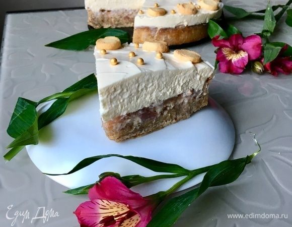 А вот кусочек! Девочки, это чумовой тарт! Он безумно вкусен! Может быть фото не передает слоистость тарта, но на вкус это нечто! Воздушный сливочный крем, тающий словно мороженное и раскрывающий после себя следующий — яблочный слой. Яблочный слой с ярким орехово-карамельным послевкусием на нежнейшем хрустком, тонюсеньком коржике.