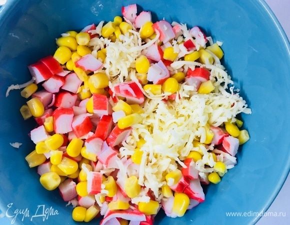 Натереть сыр, нарезать крабовые палочки, добавить кукурузу консервированную ТМ «Фрау Марта», майонез, перемешать.