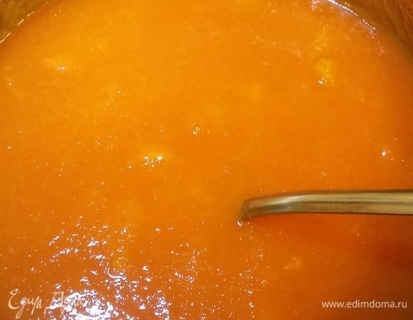 Смешать сок с морковью и поставить на небольшой огонь. Пектин перемешать с сахаром и ввести, помешивая, в теплое пюре. Довести до кипения и добавить лимонную кислоту. Снять с огня и ввести желатин. Хорошо размешать. Разлить в форму, дать стабилизироваться желатину и заморозить. 