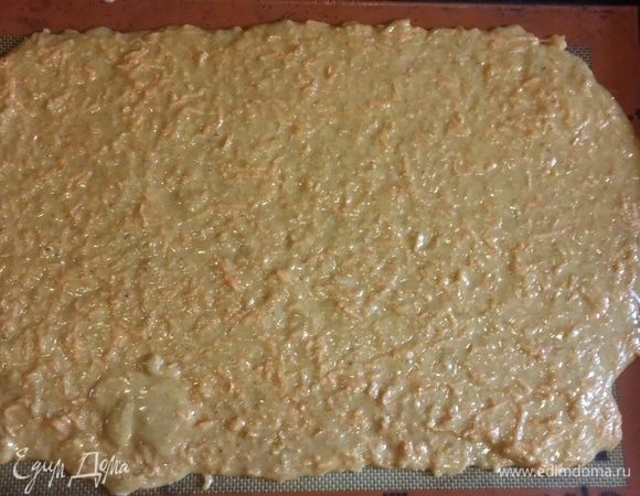 Распределить на противень толщиной 8–10 мм и выпекать в разогретой духовке 15 минут при 180°С.