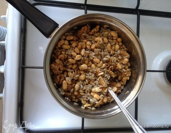 Томить 3 минуты, помешивая, пока ореховая масса в себя впитает мед и масло.